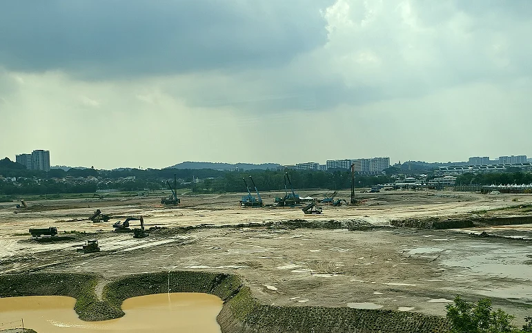 校园比赛与梯队训练同一周末的两块场地（生活结构对成长的影响被严重低估）